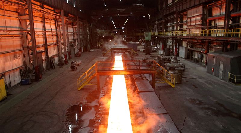 © Reuters. FILE PHOTO: Steam rolls off a slab of steel as it rolls down the line at the Novolipetsk Steel PAO steel mill in Farrell, Pennsylvania, U.S., March 9, 2018. REUTERS/Aaron Josefczyk/File Photo/File Photo