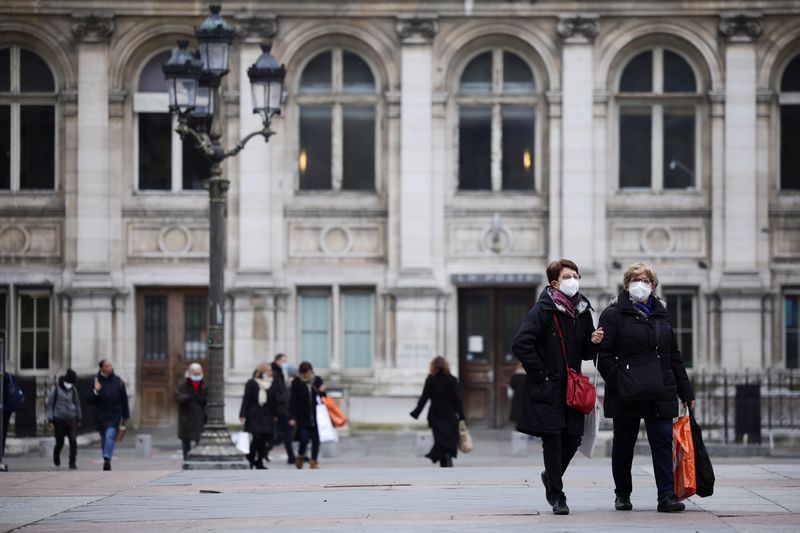 &copy; Reuters. フランス保健省が２２日に発表した過去２４時間の新型コロナウイルス感染者が１８万０７７７人と２月以来最大の増加を示した。入院者数も３日連続で増加している。写真は１月２５日、