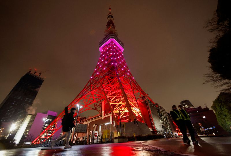 &copy; Reuters. 経済産業省は、東京電力管内で発令していた「需給ひっ迫警報」を２３日午前１１時で解除すると発表した。写真は節電のため上半分を消灯した東京タワー。３月２２日、東京で撮影（２０