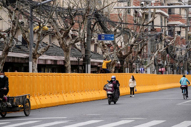 &copy; Reuters. 　中国・上海市で３月２２日に確認された症状のない新型コロナウイルス新規国内感染者は過去最多の９７７人と、６日連続で増加した。前日は８６５人だった。写真は建物と道路の間に設