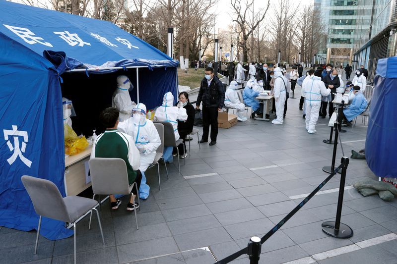 &copy; Reuters. 　３月２２日、中国のＳＮＳでは先週、東北部瀋陽市で群衆が衣料品市場の窓を叩き、新型コロナウイルスの検査義務付けが再開されることに不満を爆発させる動画が拡散された。写真は北