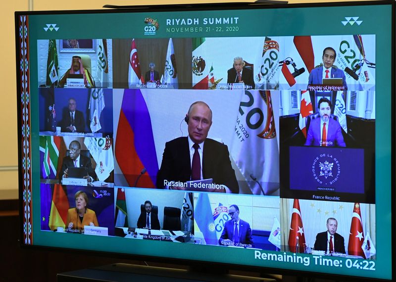 © Reuters. الرئيس الروسي فلاديمير بوتين خلال مشاركته ، عبر دائرة اتصال من مقر اقامته على مشارف موسكو،  في أعمال قمة مجموعة العشرين يوم 21 نوفمبر تشرين الثاني 2020.صورة لرويترز من وكالة سبوتنيك.