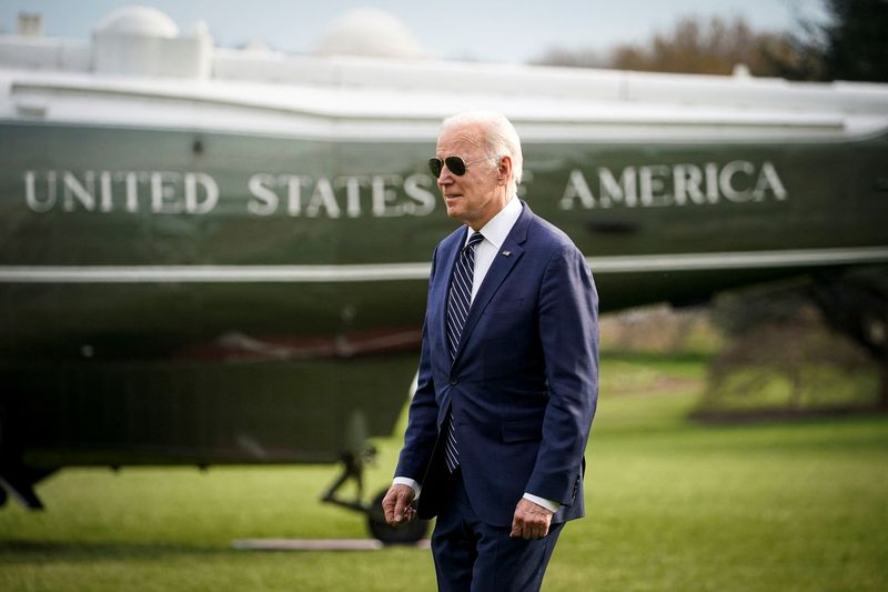 &copy; Reuters. FILE PHOTO: U.S. President Joe Biden walks to board Marine One, before traveling to Rehoboth Beach, Delaware for the weekend, on the South Lawn of the White House in Washington, U.S., March 18, 2022. REUTERS/Al Drago/File Photo