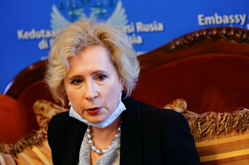 © Reuters. Russian Ambassador to Indonesia Lyudmila Vorobieva talks to journalists during a news conference at the Russian Embassy in Jakarta, Indonesia, March 23, 2022. REUTERS/Willy Kurniawan