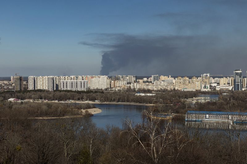 &copy; Reuters. دخان يتصاعد بعد قصف بالقرب من كييف مع تواصل الغزو الروسي لأوكرانيا يوم الثلاثاء. تصوير: ماركو ديوريكا - رويترز