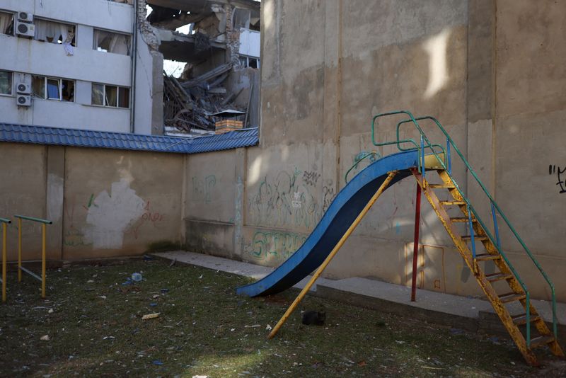 &copy; Reuters. Depuis le début du conflit en Ukraine, 121 enfants ont trouvé la mort et 167 autres ont été blessés, a déclaré mercredi le bureau du procureur général sur l'application de messagerie Telegram. /Photo prise le 21 mars 2022/REUTERS/Nacho Doce