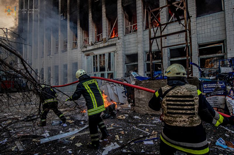 &copy; Reuters. Rescatistas en el sitio de un edificio industrial dañado por un ataque aéreo, mientras continúa el ataque de Rusia a Ucrania, en Kiev, Ucrania, en esta imagen de mano publicada el 22 de marzo de 2022.  Servicio de prensa del Servicio Estatal de Emergen