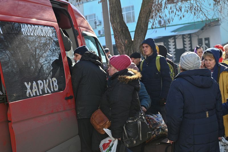 &copy; Reuters. أشخاص يصطفون لصعود حافلة لدى فرارهم وسط هجوم روسيا على أوكرانيا في سيفيرودونتسك في منطقة لوجانسك يوم 21 مارس آذار  2022. تصوير: أولسكي كوفالوف - 
