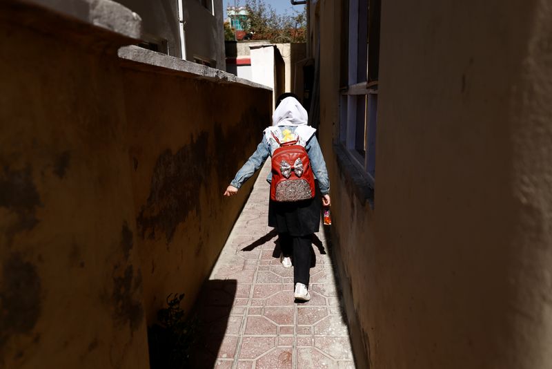 &copy; Reuters. Les taliban ont ordonné mercredi la fermeture des collèges et lycées pour les filles en Afghanistan, quelques heures seulement après leur réouverture, qui avait été annoncée la semaine dernière. /Photo d'archives/REUTERS/Zohra Bensemra