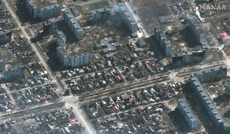 &copy; Reuters. صورة بالقمر الصناعي توضح دبابات في الشوارع ومباني مدمرة في ماريوبول يوم 19 مارس آذار 2022. صورة لرويترز من مكسار تكنولوجيز. (يحظر إعادة بيع الصو