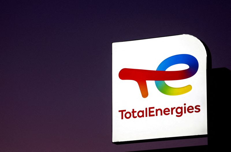 &copy; Reuters. Logo di TotalEnergies ad una stazione di servizio a Reze, vicino Nantes. 21 gennaio 2022. REUTERS/Stephane Mahe