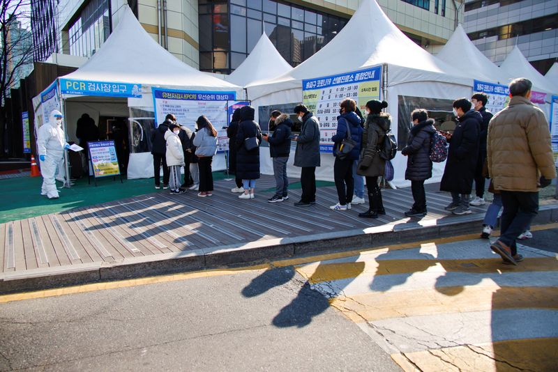 &copy; Reuters. FOTO DE ARCHIVO: Fila para la prueba de COVID-19 en un centro de salud pública en Seúl, Corea del Sur, 24 de febrero de 2022. REUTERS/Heo Ran