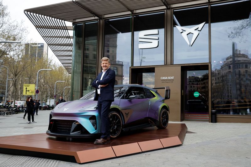 &copy; Reuters. Wayne Griffiths, chief executive officer (CEO) of the carmaker SEAT (Volkswagen Group), poses with concept car "Urban Rebel" in Barcelona, Spain, March 23, 2022. REUTERS/Albert Gea