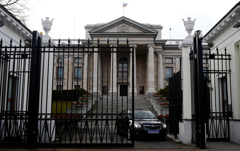 &copy; Reuters. Le siège de l'ambassade de Russie à Varsovie, en Pologne. L'agence de sécurité polonaise a demandé au ministère des Affaires étrangères d'expulser 45 diplomates russes en poste dans le pays, dont certains sont soupçonnés de travailler pour les s