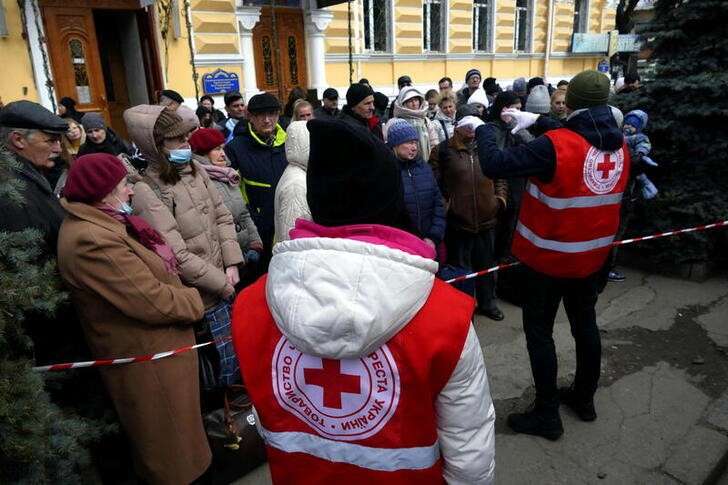 &copy; Reuters. Imagen de archivo de voluntarios de la Sociedad de la Cruz Roja Ucraniana hablan con un grupo de personas antes de su evacuación en Odesa, Ucrania. 18 marzo 2022. REUTERS/Igor Tkachenko