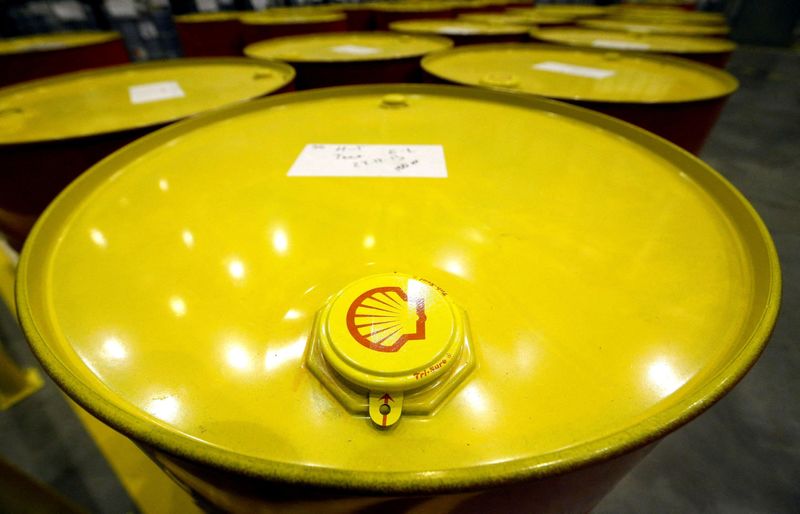 &copy; Reuters. FILE PHOTO: Filled oil drums are seen at Royal Dutch Shell Plc's lubricants blending plant in the town of Torzhok, Russia, November 7, 2014. REUTERS/Sergei Karpukhin/File Photo