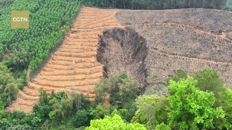 © Reuters. An aerial view shows scorched land at the site where a China Eastern Airlines Boeing 737-800 plane, flight MU5735, crashed in Wuzhou, Guangxi Zhuang Autonomous Region, China, in this still image taken from a drone footage March 23, 2022. CGTN via REUTERS TV  