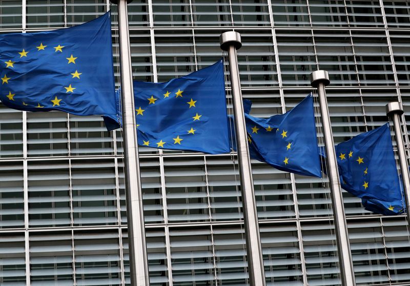 &copy; Reuters. أعلام الاتحاد الأوروبي أمام مقر المفوضية الأوروبية في بروكسل بصورة من أرشيف رويترز.
