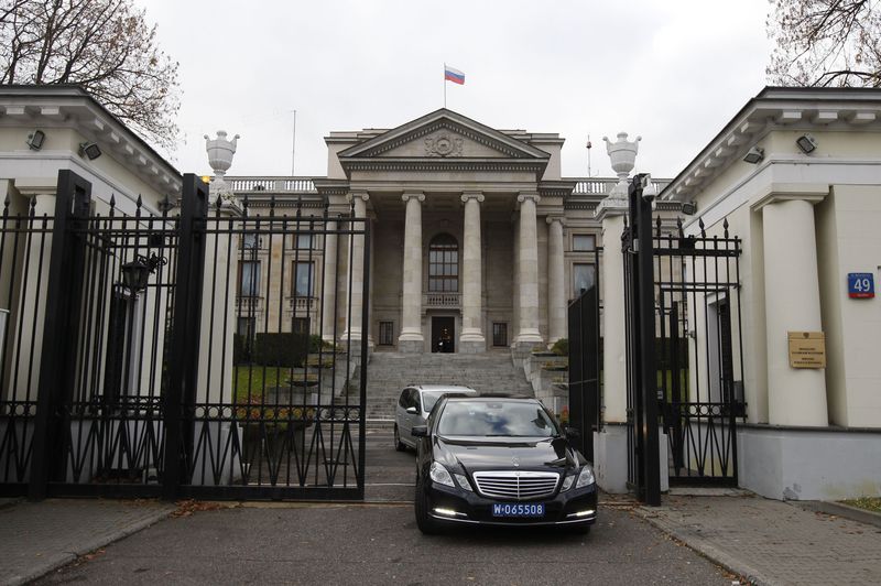 &copy; Reuters. سيارتان تغادران المدخل الرئيسي لمجمع السفارة الروسية في وارسو بصورة من أرشيف رويترز.