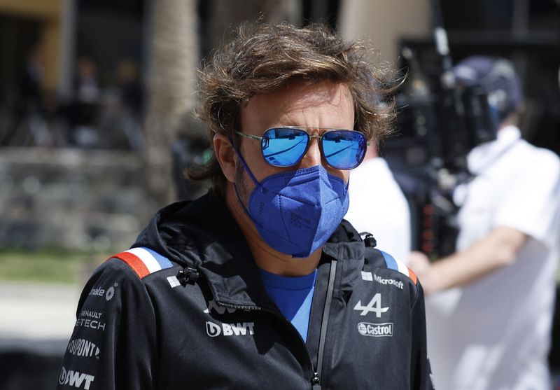 &copy; Reuters. Fernando Alonso de Alpine antes de la práctica  en el Circuito Internacional de Baréin, 18 de marzo de 2022. REUTERS/Hamad I Mohammed