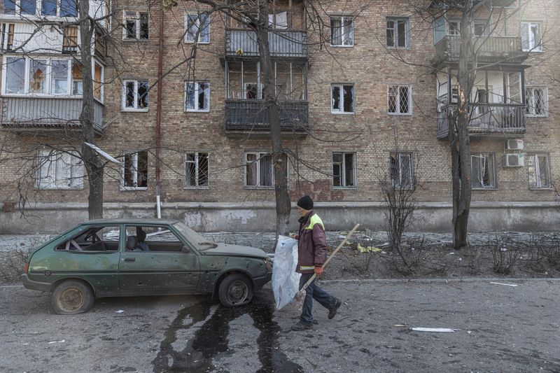 &copy; Reuters. رجل ينظف منطقة في مقاطعة سكنية تضررت جراء القصف مع تواصل غزو روسيا لأوكرانيا في كييف يوم الأربعاء. تصوير: ماركو ديوريكا - رويترز