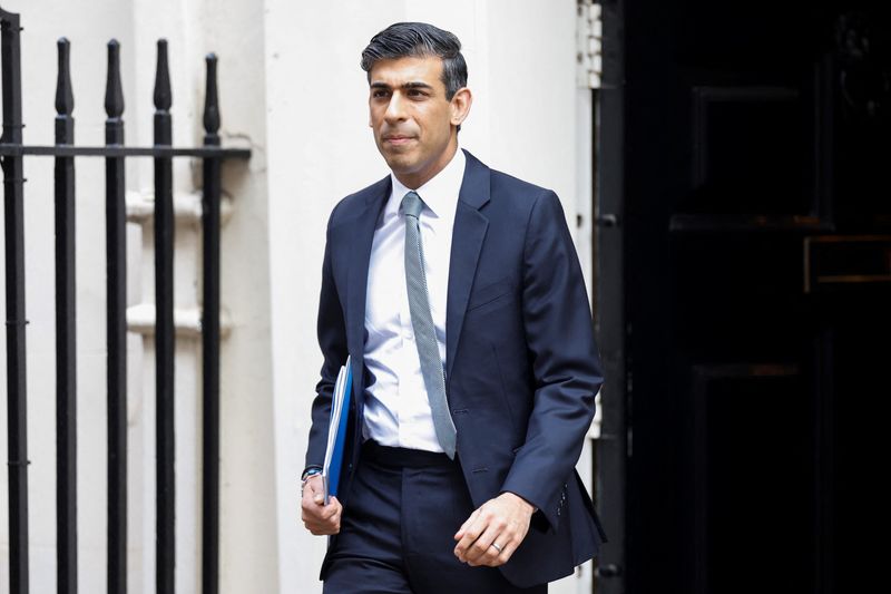© Reuters. British Chancellor of the Exchequer Rishi Sunak leaves Downing Street on the day of the Spring Statement, in London, Britain, March 23, 2022. REUTERS/Peter Cziborra