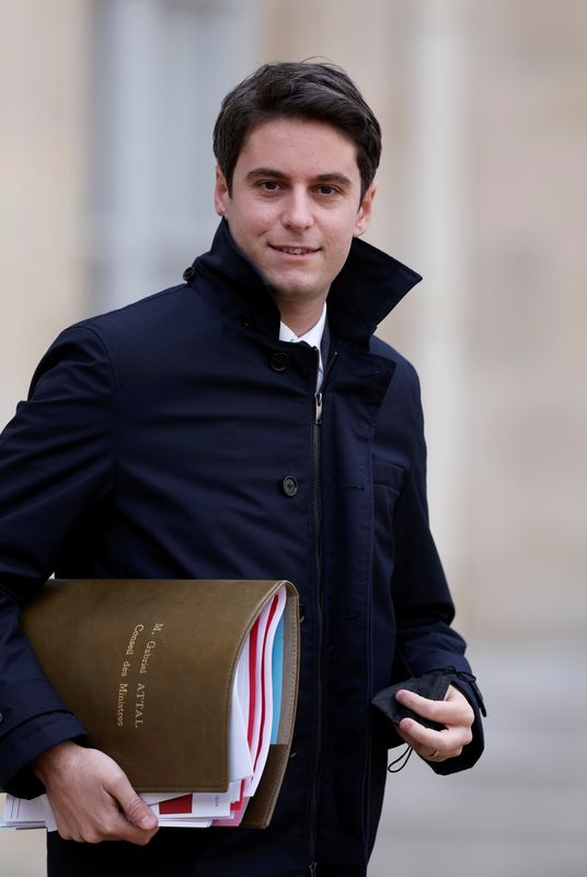 &copy; Reuters. المتحدث باسم الحكومة الفرنسية جابرييل أتال أمام قصر الإليزيه بباريس يوم 15 فبراير شباط 2022.تصوير: بنويت تييسه - رويترز