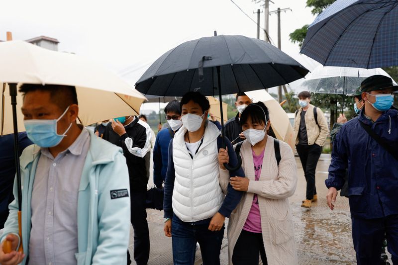 &copy; Reuters. Personas, algunas de las cuales se cree que son familiares de las víctimas, caminan cerca de la entrada de la aldea de Lu, cerca del lugar donde se estrelló un avión Boeing 737-800 de China Eastern Airlines que volaba de Kunming a Guangzhou, en Wuzhou,
