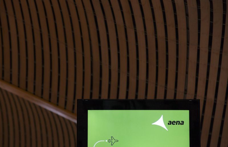 &copy; Reuters. FOTO DE ARCHIVO: El logotipo del gestor aeroportuario español Aena en una pantalla en el interior de la Terminal 4 del aeropuerto Adolfo Suárez-Barajas de Madrid, España, el 6 de noviembre de 2014. REUTERS/Sergio Pérez  