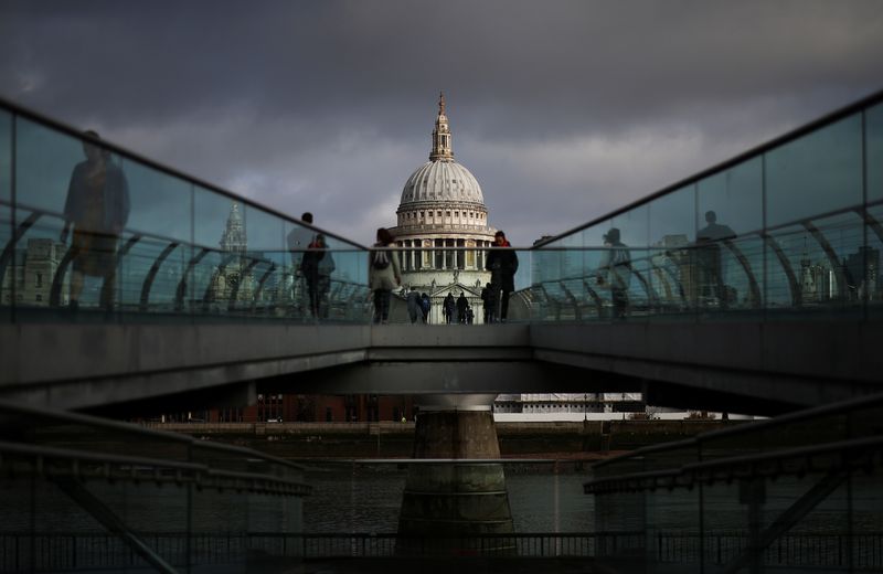 © Reuters. Pedestres caminham sobre ponde em Londres
16/02/2022
REUTERS/Henry Nicholls