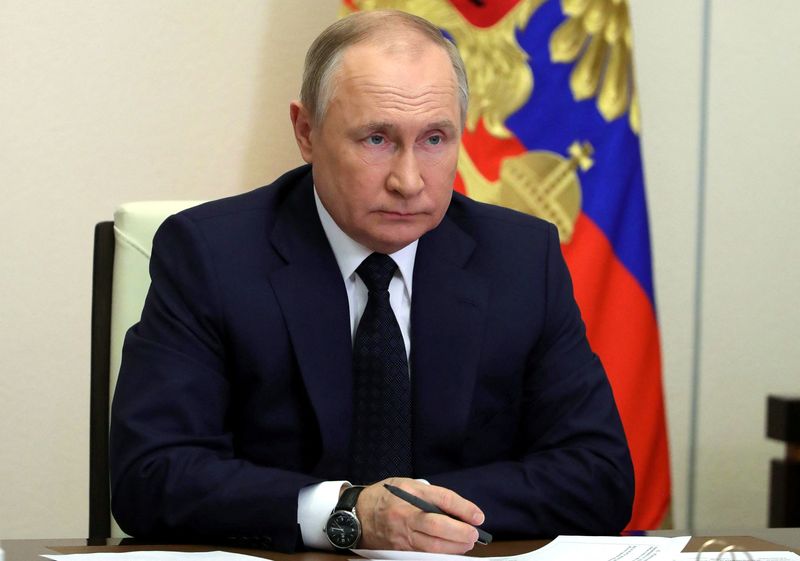 &copy; Reuters. الرئيس الروسي فلاديمير بوتين خلال اجتماع عبر رابط الفيديو خارج موسكو يوم الأربعاء. صورة لرويترز من وكالة أنباء سبوتنيك. 