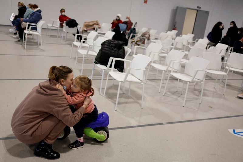 &copy; Reuters. La ucraniana Anna Kharazii y su hija Kira se abrazan mientras esperan para hacer trámites administrativos en un centro de registro establecido en el Hospital Zendal de Madrid, España, el 22 de marzo de 2022. REUTERS/Susana Vera