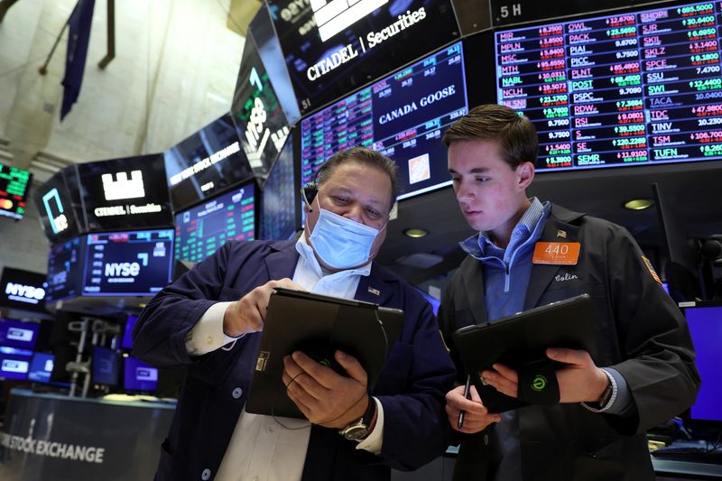 © Reuters. Traders work on the floor of the New York Stock Exchange (NYSE) in New York City, U.S., March 21, 2022.  REUTERS/Brendan McDermid