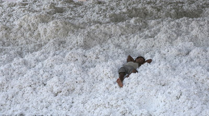 &copy; Reuters. Trabalhador descansa em armazén de algodão na Índia
24/09/2009
REUTERS/Amit Dave