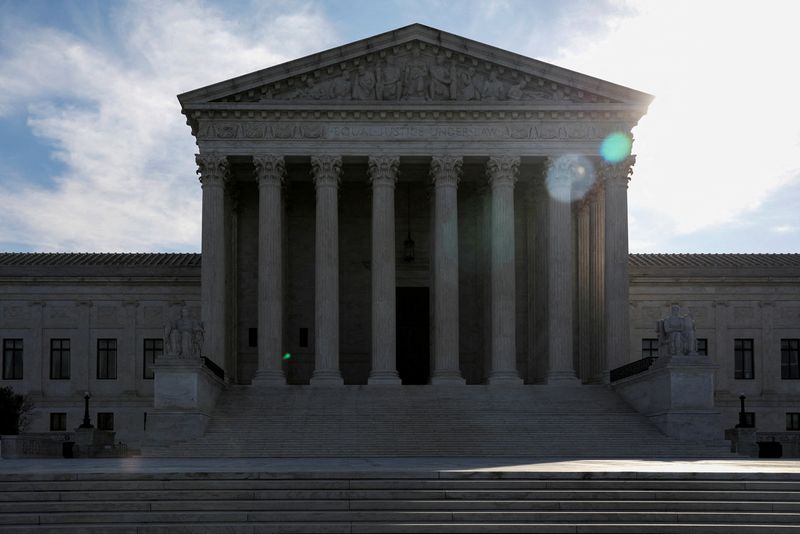 &copy; Reuters. FILE PHOTO: The U.S. Supreme Court building is pictured in Washington, U.S. March 15, 2022. REUTERS/Emily Elconin/File Photo