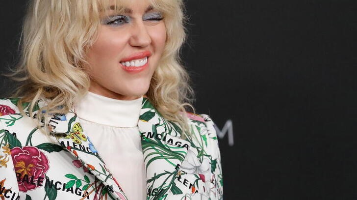 &copy; Reuters. FOTO DE ARCHIVO. La cantante estadounidense Miley Cyrus posa para las cámaras en un gala de LACMA Art+Film en Los Angeles, California, U.S. November 6, 2021. REUTERS/Mario Anzuoni