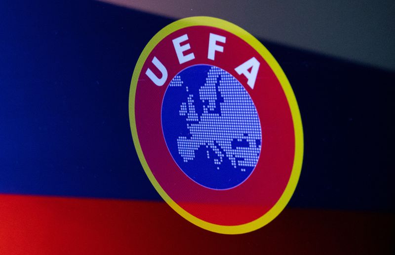 © Reuters. شعار الاتحاد الأوروبي لكرة القدم أمام العلم الروسي في 28 فبراير شباط 2022. تصوير: دادو روفيتش-رويترز.