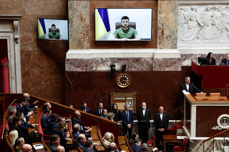 &copy; Reuters. El presidente ucraniano Volodímir Zelenski en dos pantallas en el interior de la Asamblea Nacional francesa en París, Francia, el 23 de marzo de 2022. REUTERS/Benoit Tessier