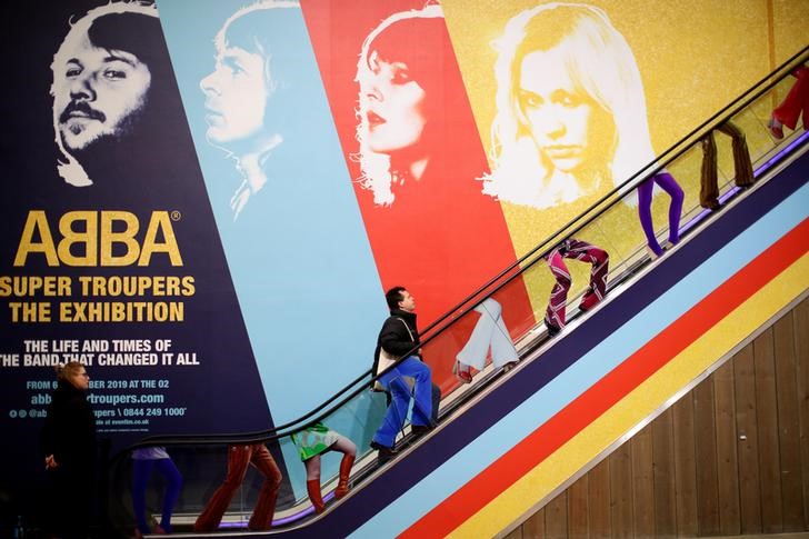&copy; Reuters. FOTO DE ARCHIVO-Un visitante entra en la exposición ABBA: Super Troupers The Exhibition en el O2 de Londres, Gran Bretaña. 5 de diciembre de 2019. REUTERS/Lisi Niesner