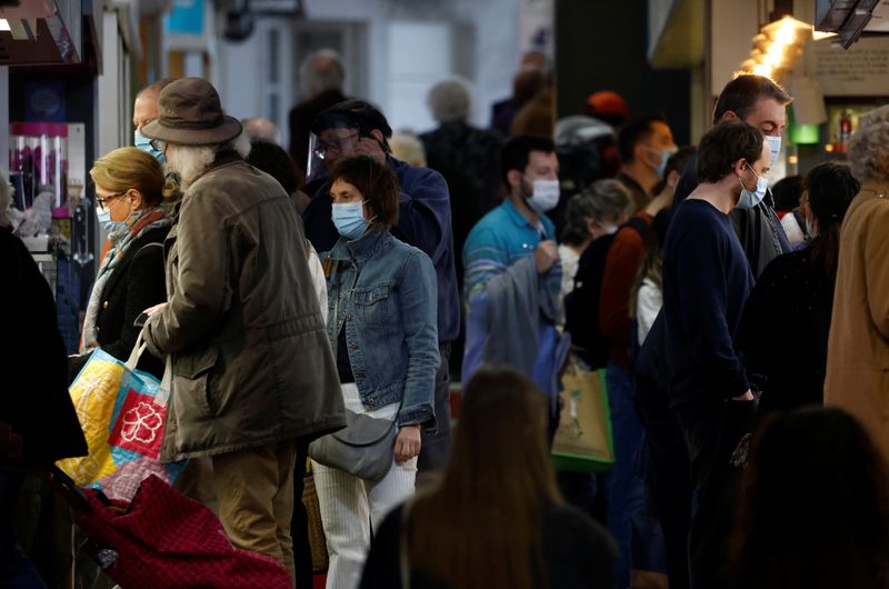 &copy; Reuters. FILE PHOTO: People, wearing protective face masks, shop at a local market in Nantes amid the coronavirus disease (COVID-19) outbreak in France, April 1, 2021. REUTERS/Stephane Mahe