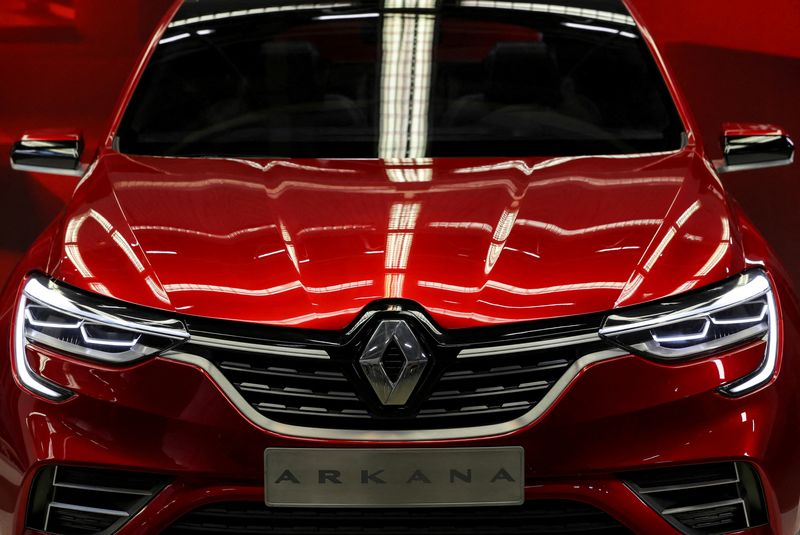 © Reuters. FILE PHOTO: New Renault Arkana mid-size crossover is seen in a show room at Renault factory in Moscow, Russia April 11, 2019.  REUTERS/Evgenia Novozhenina/File Photo