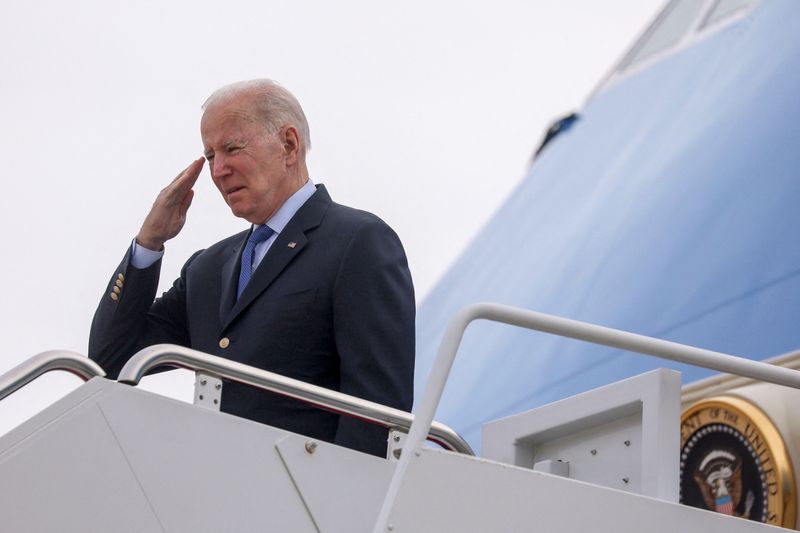 © Reuters. U.S. President Joe Biden boards Air Force One at Joint Base Andrews in Maryland en route to Brussels, Belgium, where he will attend and deliver remarks at an extraordinary NATO summit to discuss ongoing deterrence and defense efforts in response to Russia's attack on Ukraine, March 23, 2022. REUTERS/Evelyn Hockstein