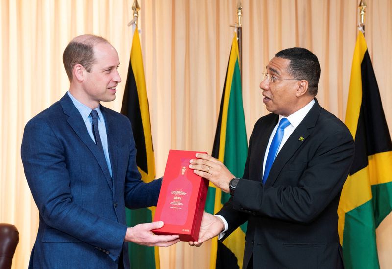 &copy; Reuters. أندرو هولنس رئيس وزراء جاميكا يقدم هدية للأمير البريطاني وليام أثناء اجتماع في مكتبه في كينجستون عاصمة جاميكا يوم الأربعاء. صورة لرويترز من