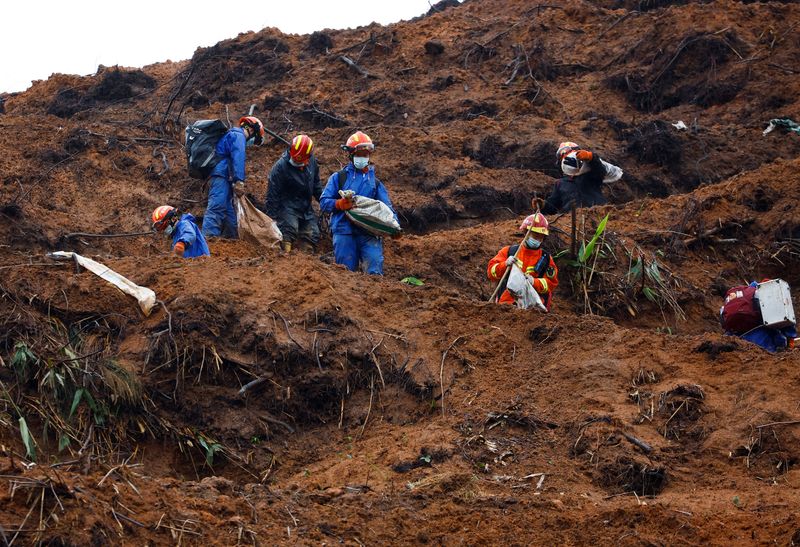 © Reuters. Rescue workers work at the site where a China Eastern Airlines Boeing 737-800 plane flying from Kunming to Guangzhou crashed, in Wuzhou, Guangxi Zhuang Autonomous Region, China March 24, 2022. REUTERS/Carlos Garcia Rawlins