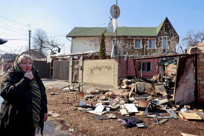 &copy; Reuters. Natalia, una profesora jubilada, junto a las ruinas de su casa, destrozada en un ataque militar, durante la invasión rusa de Ucrania en Kiev, Ucrania, el 23 de marzo de 2022. REUTERS/Serhii Nuzhnenko