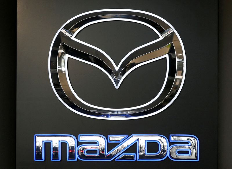 &copy; Reuters. FILE PHOTO: A Mazda logo is seen at a showroom of a dealership in Merignac, near Bordeaux, France, April 8, 2019. REUTERS/Regis Duvignau