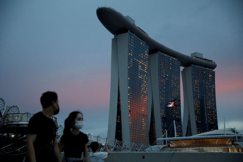 &copy; Reuters. 　３月２４日、シンガポール政府は、ワクチン接種済みの全ての渡航者に対する隔離義務を来月から解除すると発表した。写真は昨年１０月、シンガポールで撮影（２０２２年　ロイター/Ed