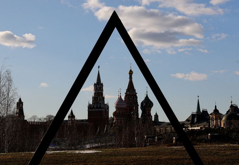 &copy; Reuters. La Torre Spasskaya del Kremlin y la Catedral de San Basilio vistas a través de un objeto de arte en el parque Zaryadye en Moscú