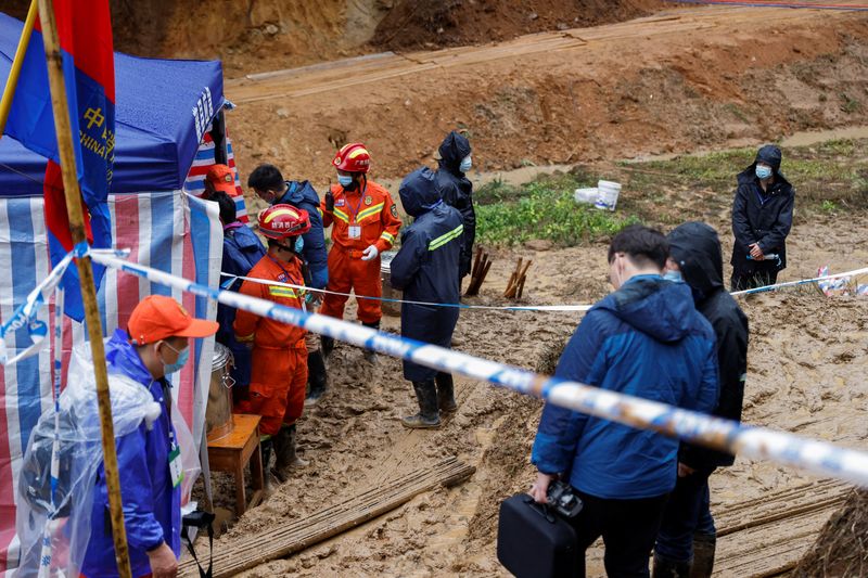 &copy; Reuters. Los equipos de rescate trabajan en el lugar donde se estrelló un avión Boeing 737-800 de China Eastern Airlines que volaba de Kunming a Guangzhou, en Wuzhou, Región Autónoma de Guangxi Zhuang, China, 24 de marzo de 2022. REUTERS/Carlos García Rawlins