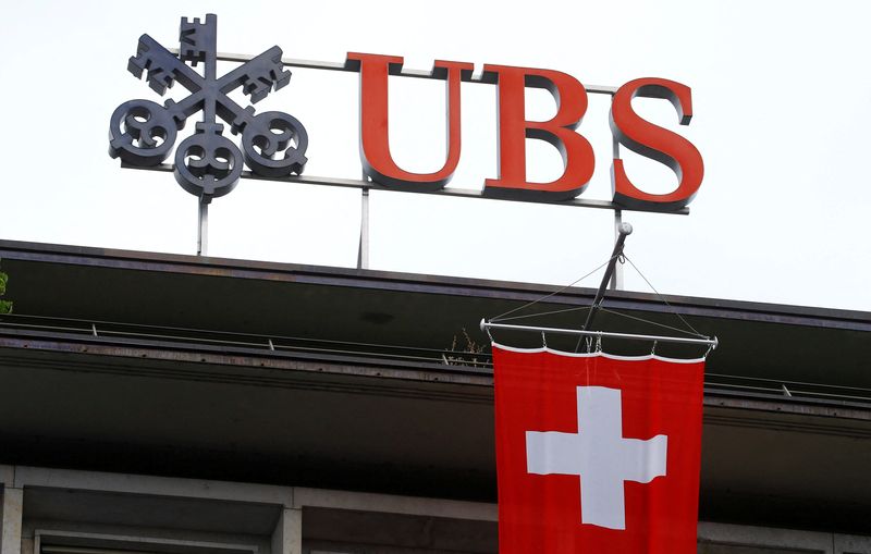 &copy; Reuters. FOTO DE ARCHIVO: La bandera nacional de Suiza ondea debajo de un logotipo del banco suizo UBS en Zúrich, Suiza 31 de julio de 2019.  REUTERS/Arnd Wiegmann